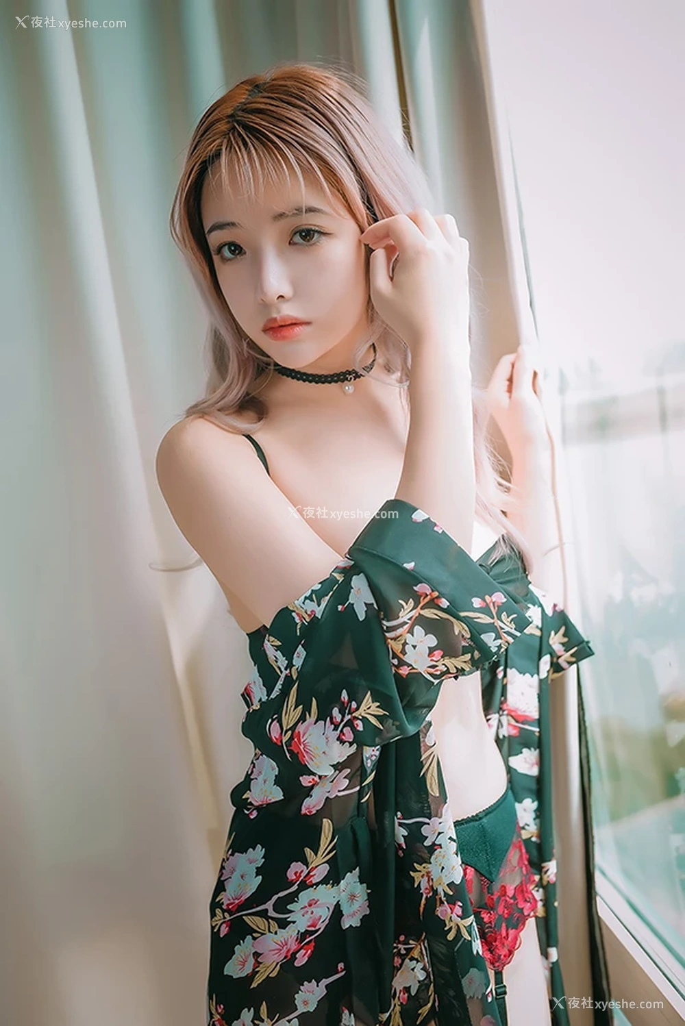 1P - 网红美女雯妹不讲道理 黑丝和风睡衣
