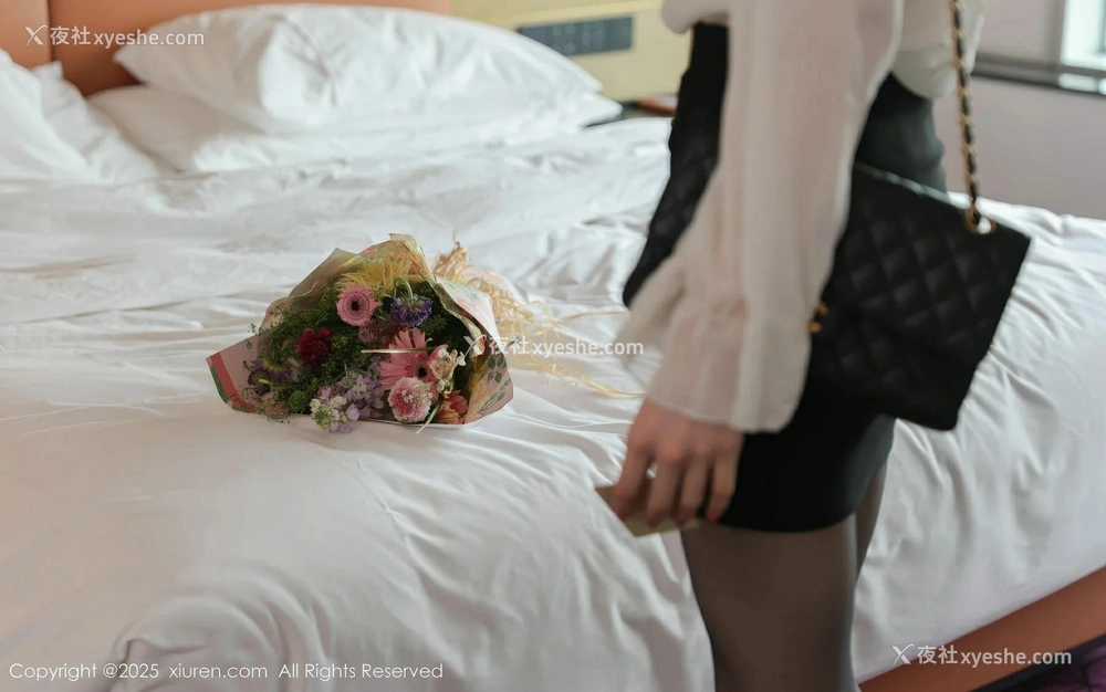 1P - [XiuRen秀人网] No.10319 布丁wow [81P]
