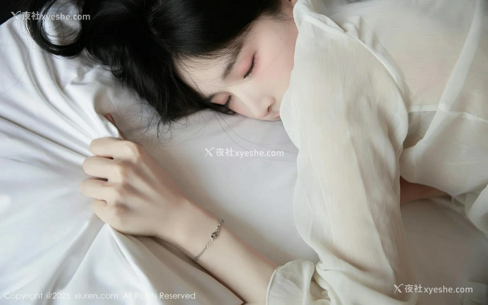 1P - [XiuRen秀人网] No.10319 布丁wow [81P]