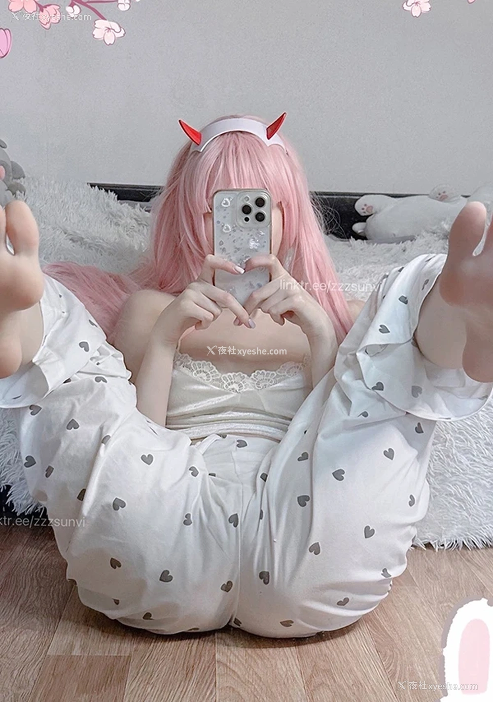 1P - 顶级Cos白虎萝莉@zzzsunvi私拍尺度福利图