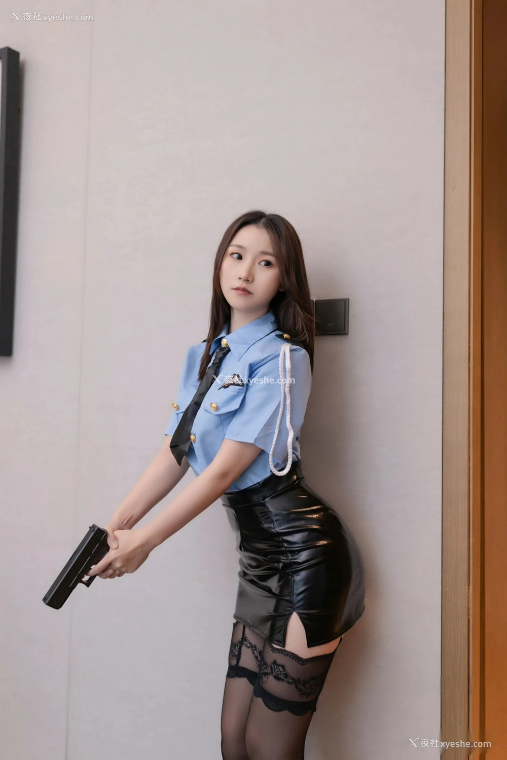 1P - 秀人网 美女名模 杏子Yada – 内购未上架无水印《捕获女警》 [123P]