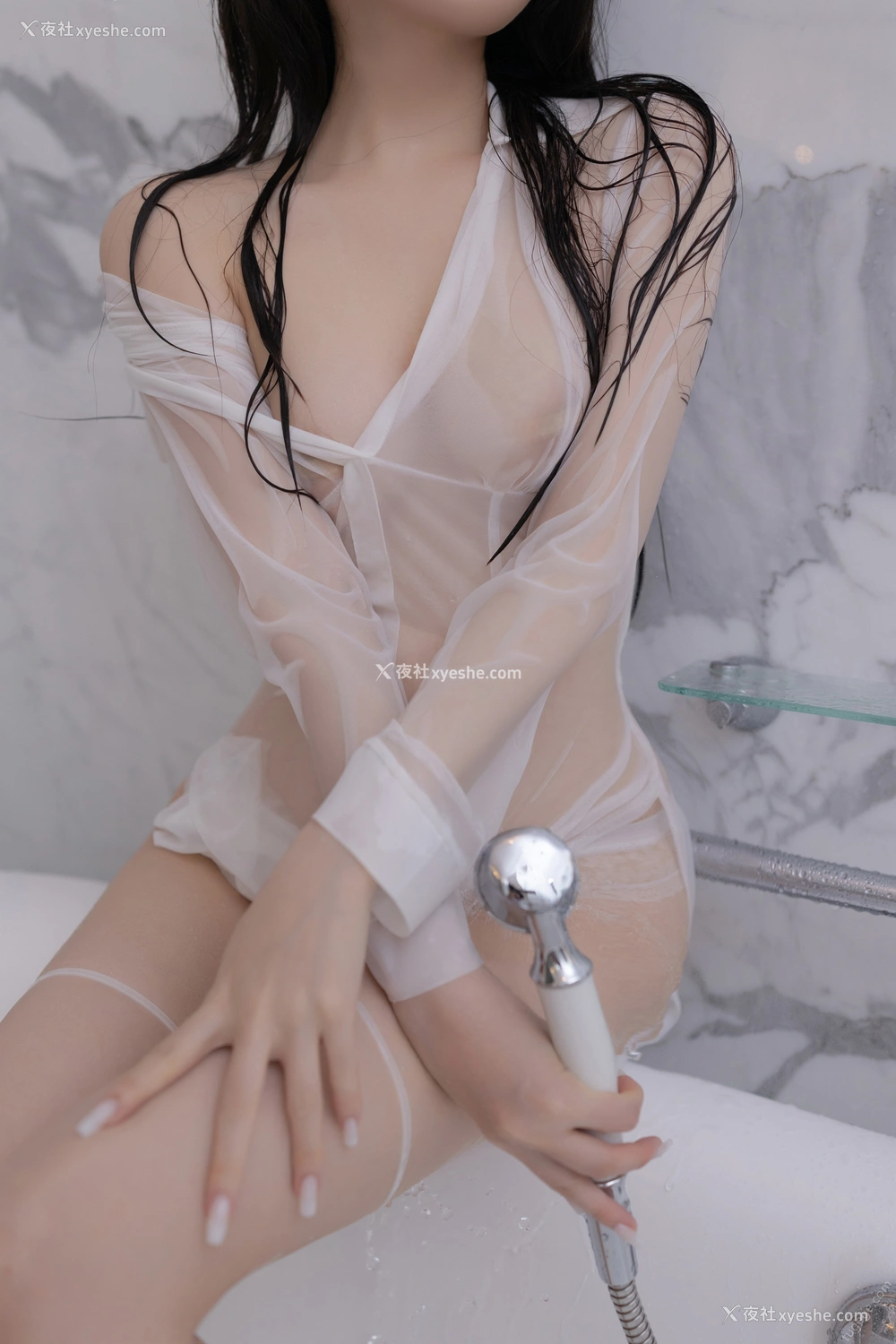 1P - 秀人网 美女名模 鱼子酱Fish – 内购无水印《泡沫》 [123P]