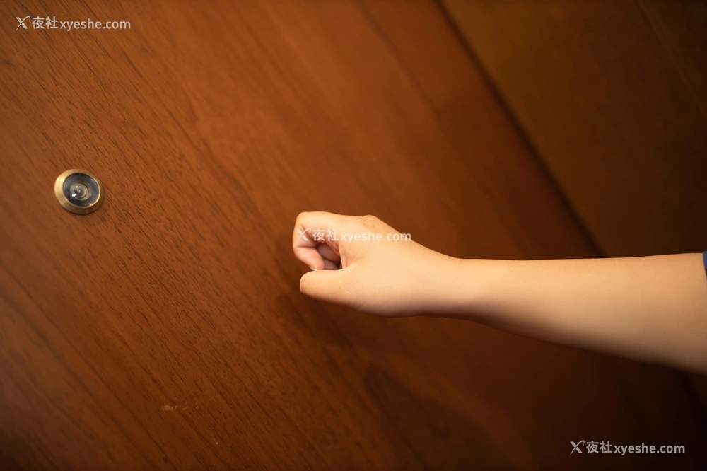 1P - 秀人网 美女名模 鱼子酱Fish – 内购无水印《寂寞女老板》 [118P]