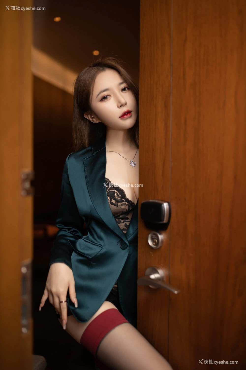 1P - 秀人网 美女名模 鱼子酱Fish – 内购无水印《寂寞女老板》 [118P]