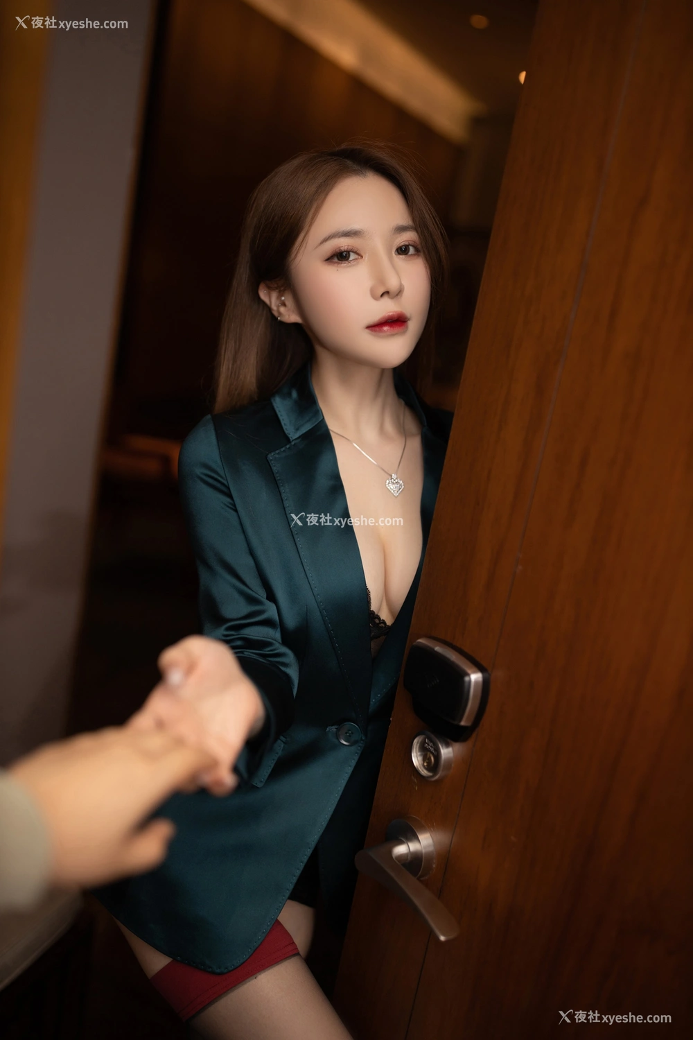 1P - 秀人网 美女名模 鱼子酱Fish – 内购无水印《寂寞女老板》 [118P]