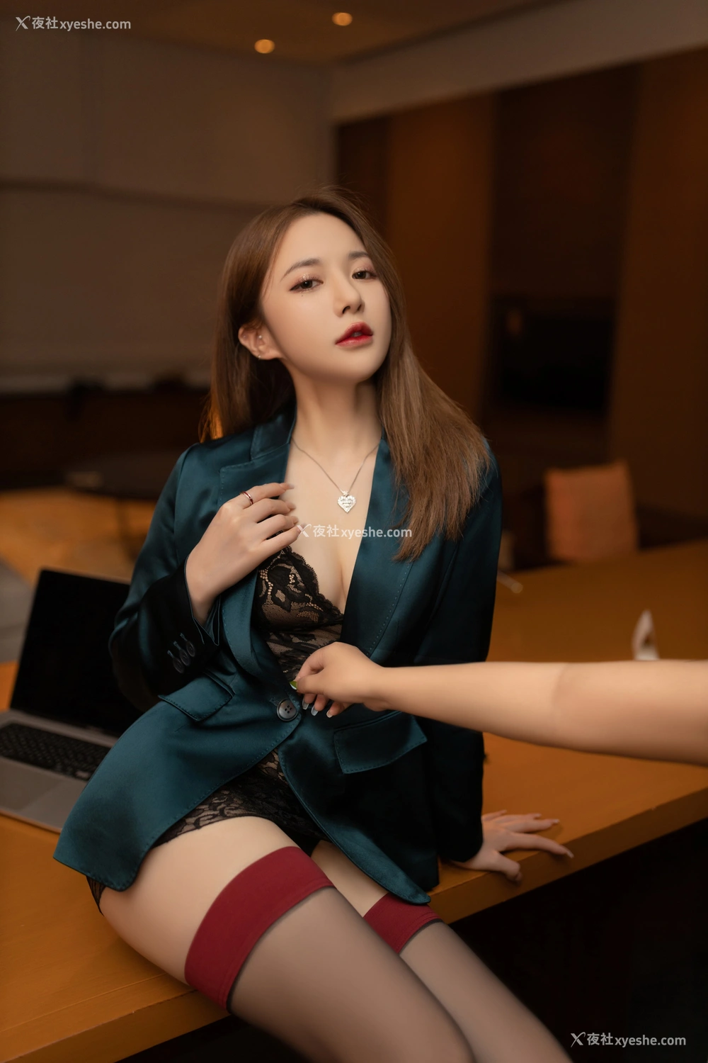 1P - 秀人网 美女名模 鱼子酱Fish – 内购无水印《寂寞女老板》 [118P]