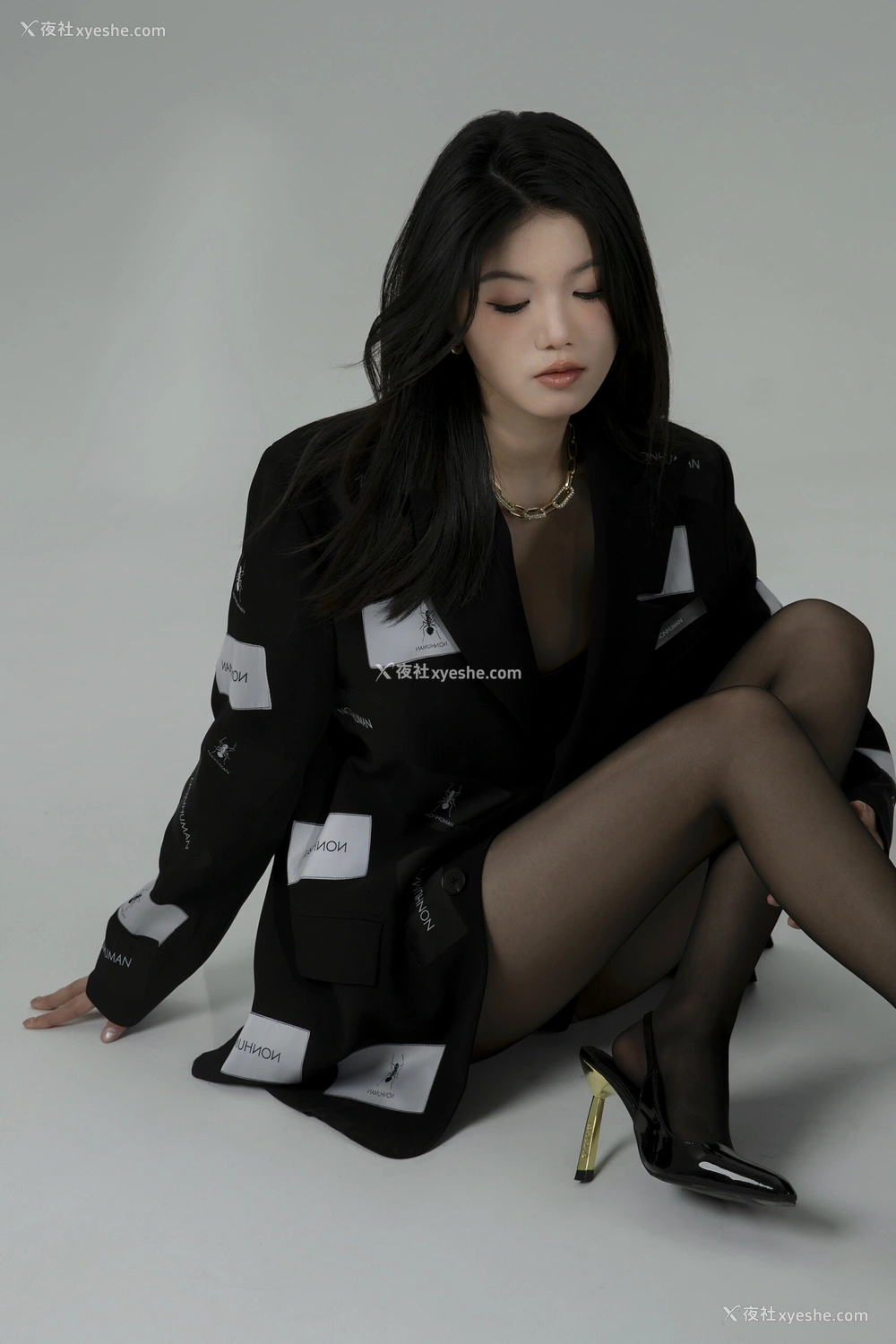 1P - Emily 镜子黑色丝袜 [29P]