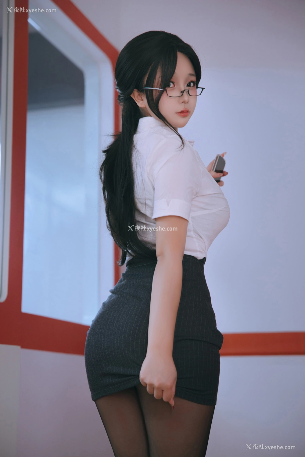1P - 日奈娇 – 地铁OL .上 [123P]