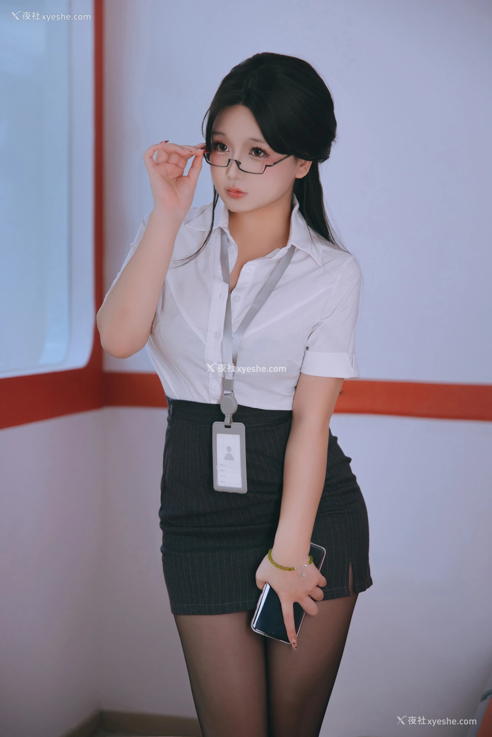 1P - 日奈娇 – 地铁OL .上 [123P]