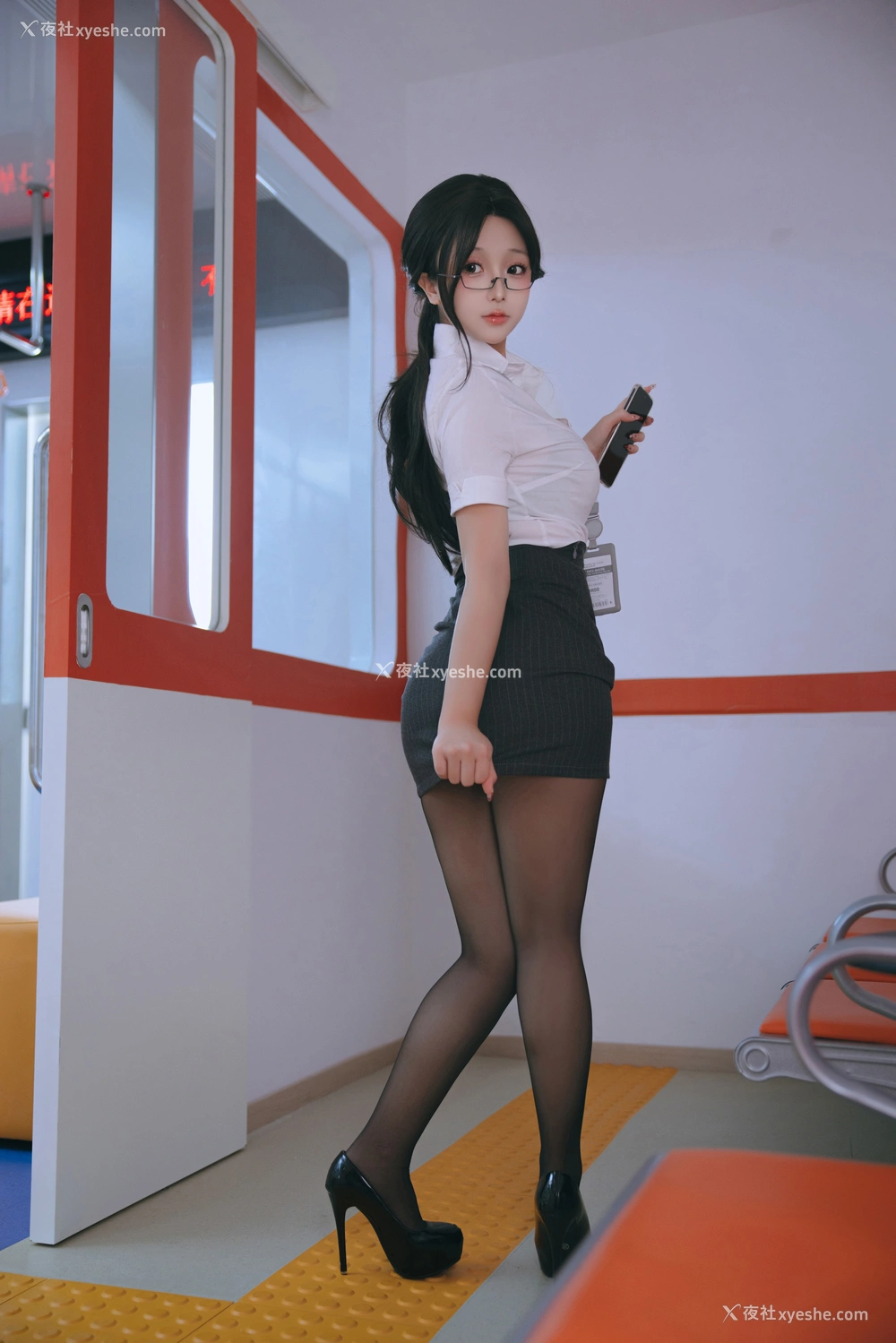 1P - 日奈娇 – 地铁OL .上 [123P]