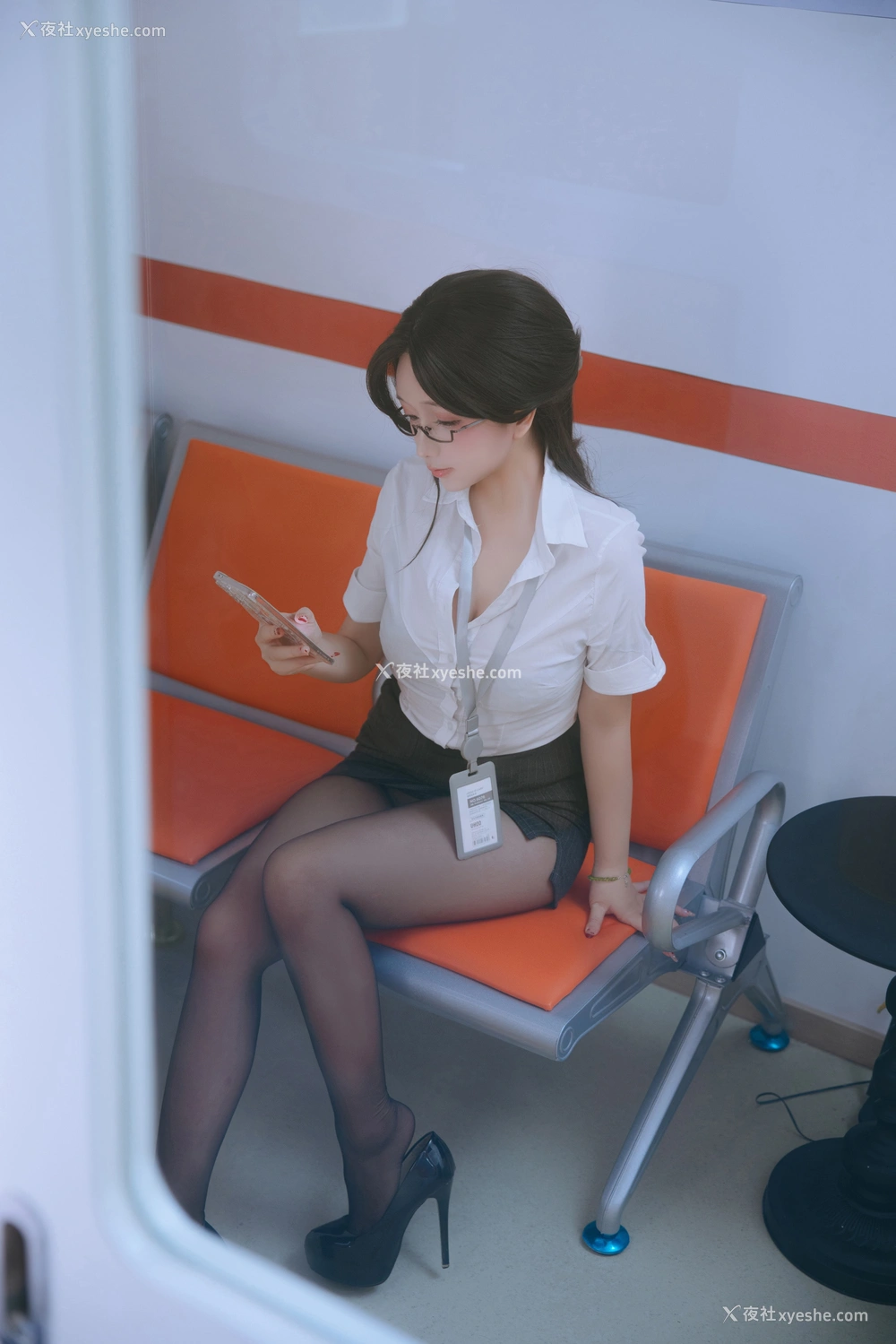 1P - 日奈娇 – 地铁OL .上 [123P]