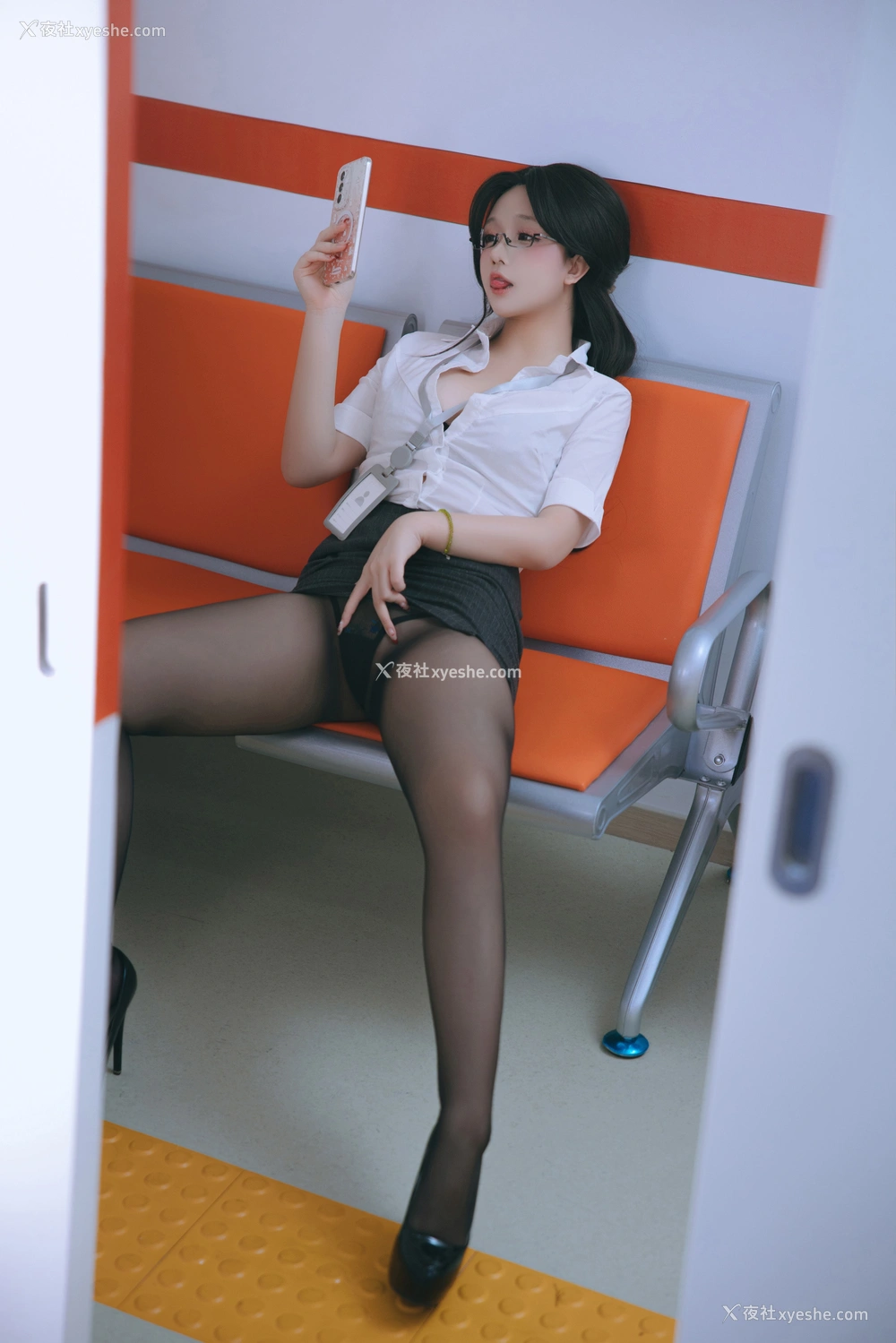 1P - 日奈娇 – 地铁OL .下 [120P]