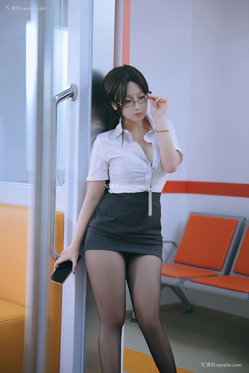1P - 日奈娇 – 地铁OL .下 [120P]