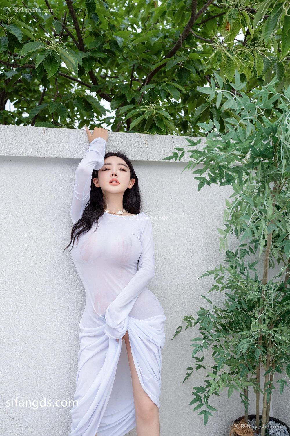 1P - 秀人网 豪乳美模 潘思沁（潘娇娇）《巨乳肥臀户外小憩媚态尽显》 [93P]