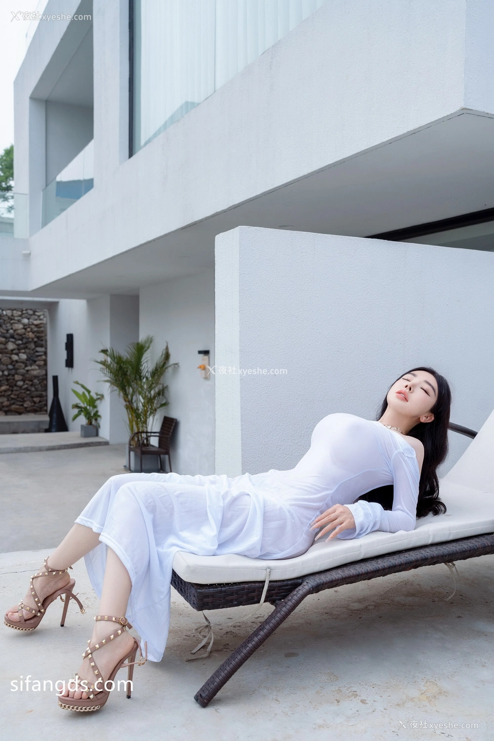 1P - 秀人网 豪乳美模 潘思沁（潘娇娇）《巨乳肥臀户外小憩媚态尽显》 [93P]