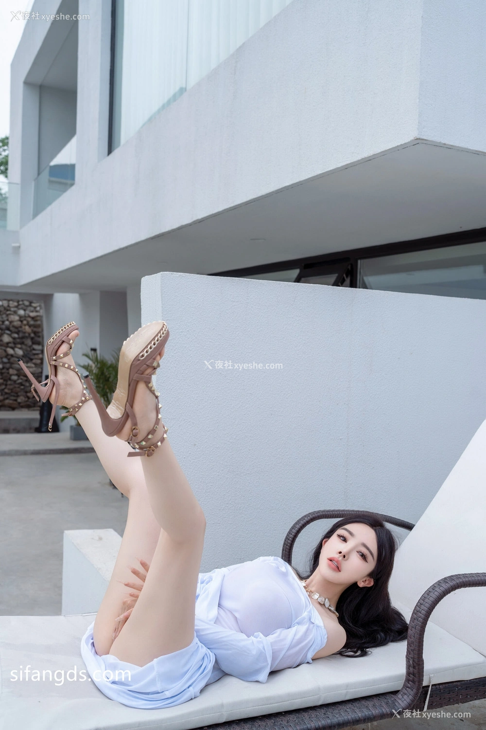 1P - 秀人网 豪乳美模 潘思沁（潘娇娇）《巨乳肥臀户外小憩媚态尽显》 [93P]