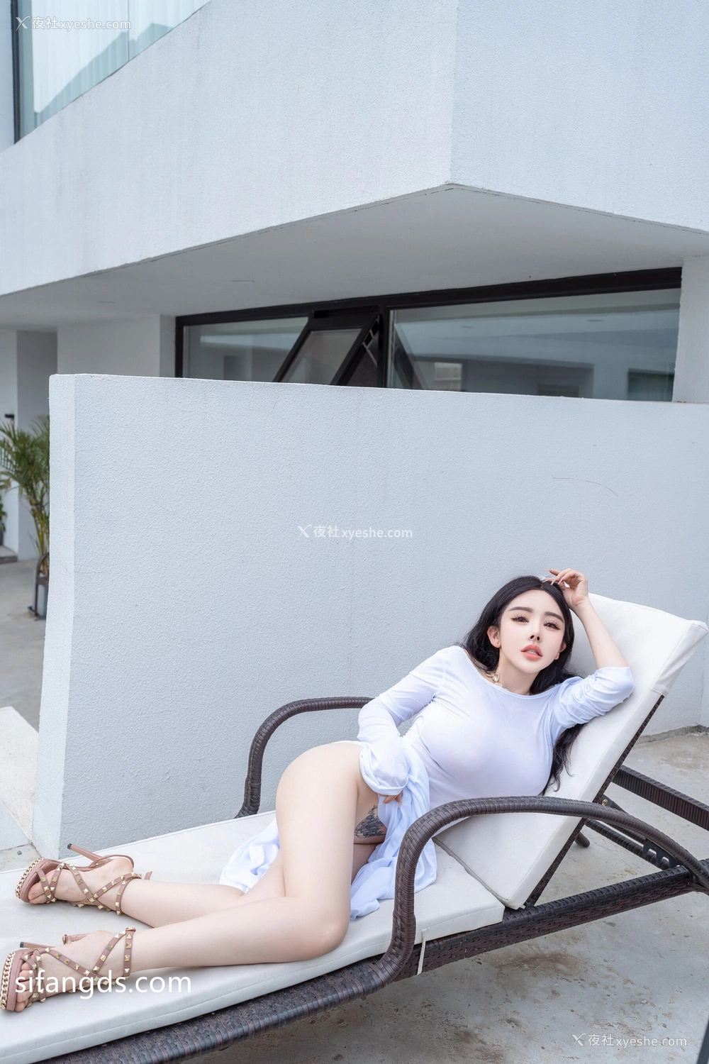 1P - 秀人网 豪乳美模 潘思沁（潘娇娇）《巨乳肥臀户外小憩媚态尽显》 [93P]