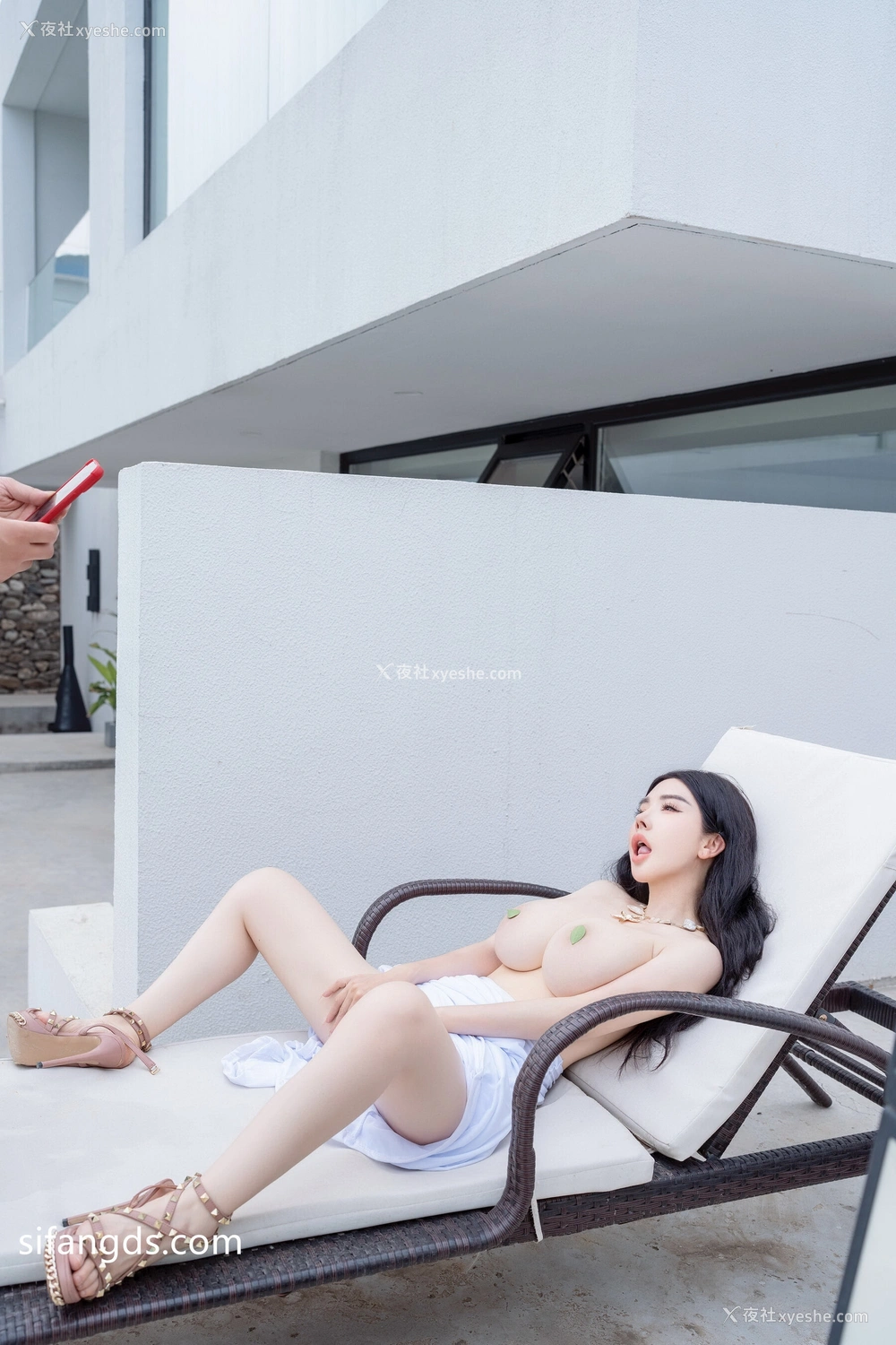 1P - 秀人网 豪乳美模 潘思沁（潘娇娇）《巨乳肥臀户外小憩媚态尽显》 [93P]
