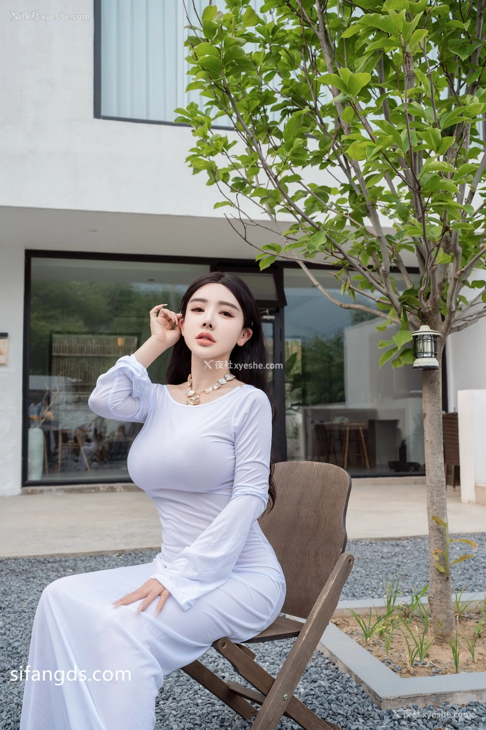 1P - 秀人网 豪乳美模 潘思沁（潘娇娇）《巨乳肥臀户外小憩媚态尽显》 [93P]