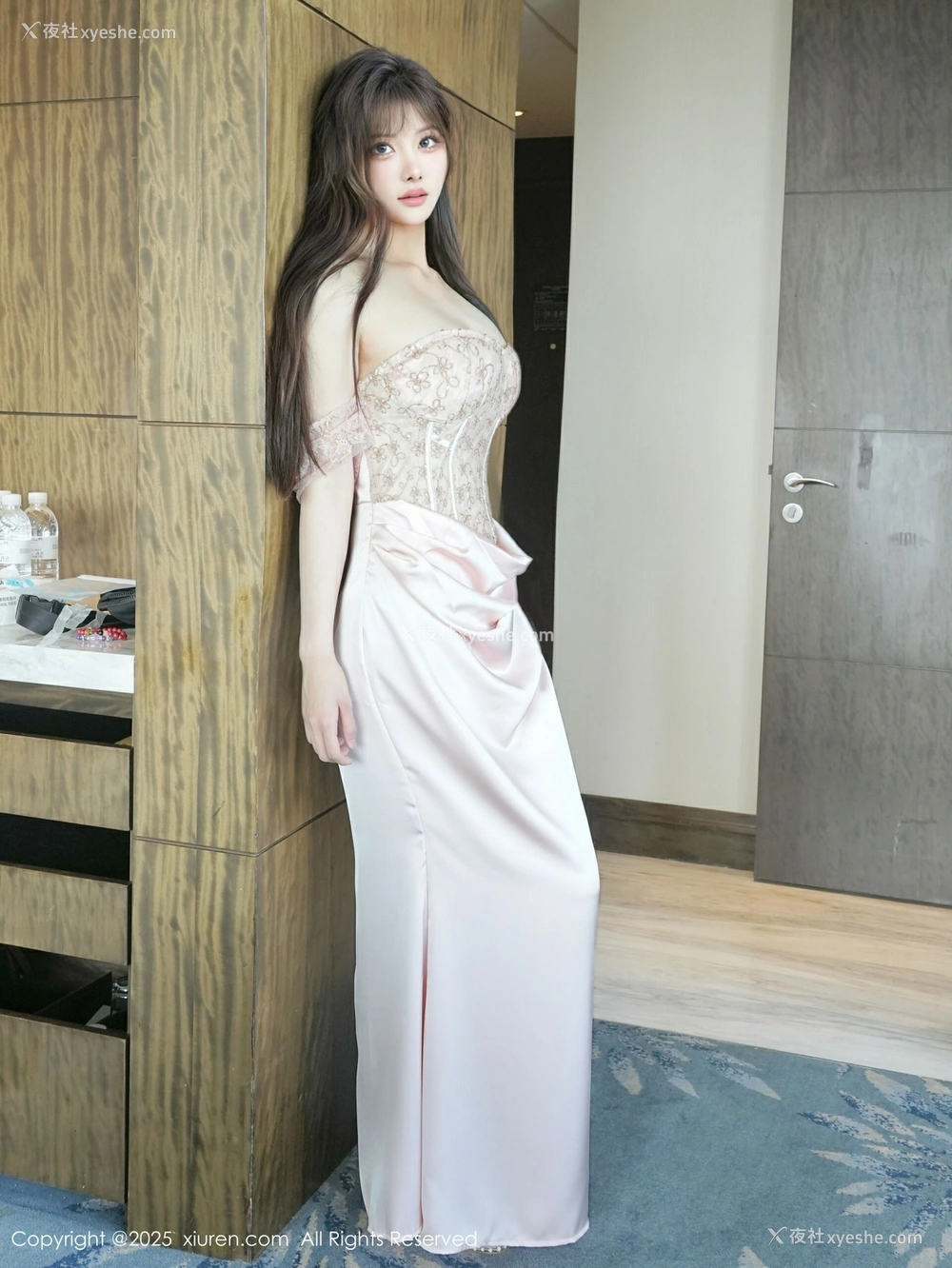 1P - [XiuRen秀人网] No.10438 梨霜儿 [92P]
