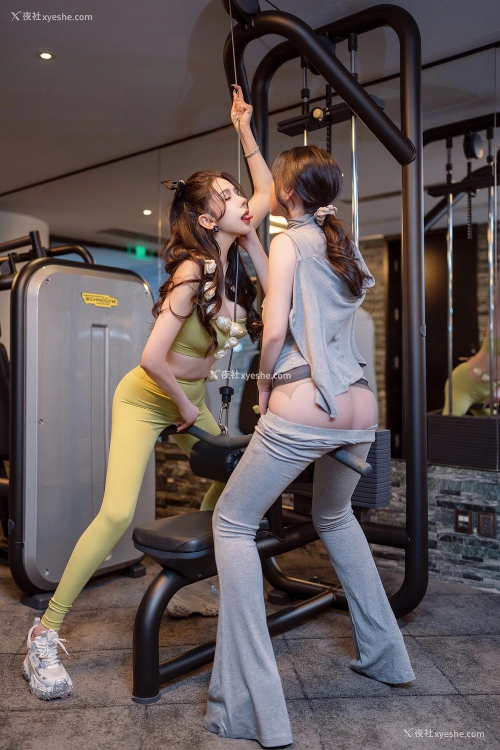 1P - 秀人网 豪乳模特 李丽莎 & 白茹雪abby – 内购无水印《运动套装丰乳肥臀惹火对决》 [94P]