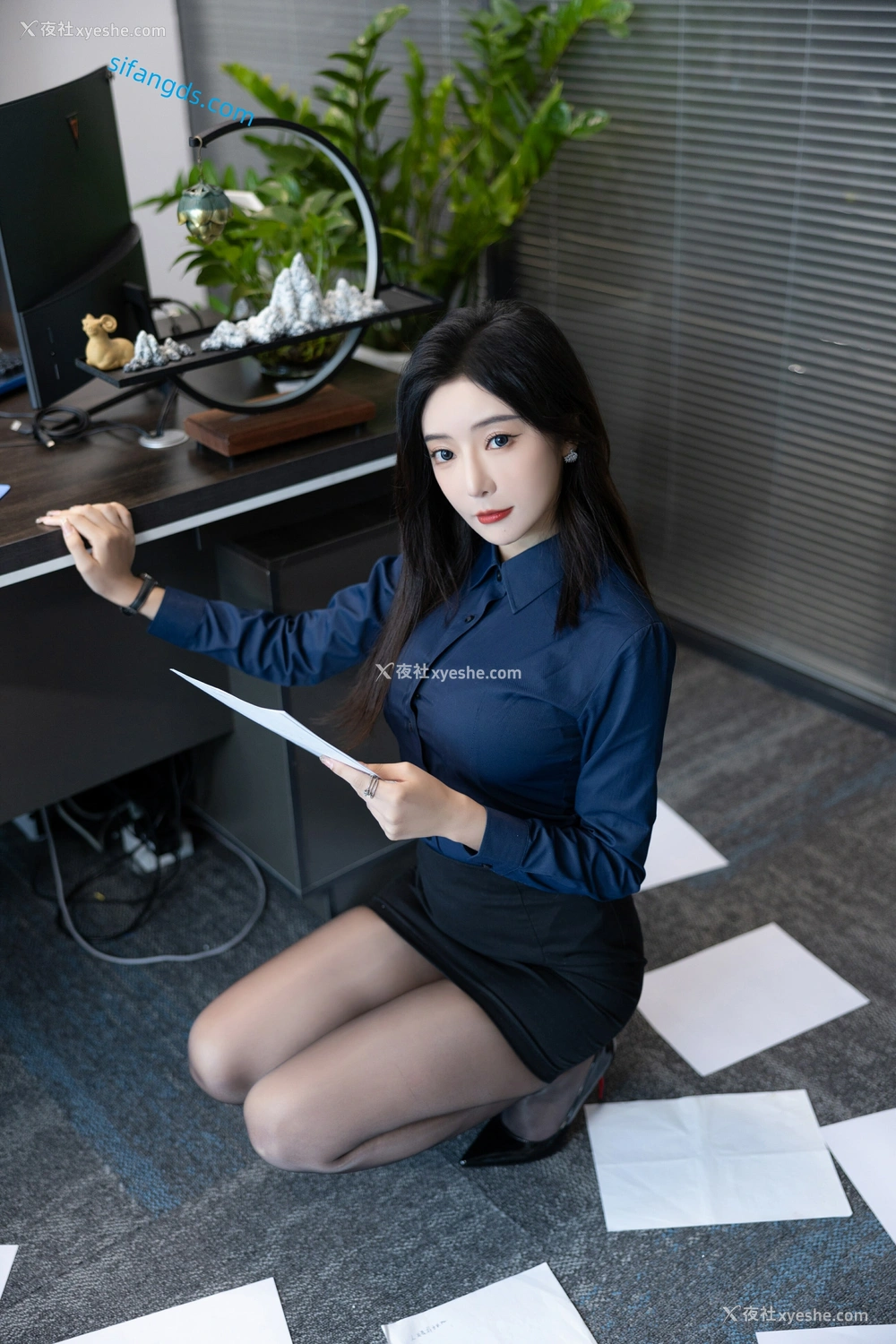 1P - 秀人网 美女名模 王馨瑶yanni – 蓝衬衣紧身包臀裙 办公室完美俏佳人 [91P]