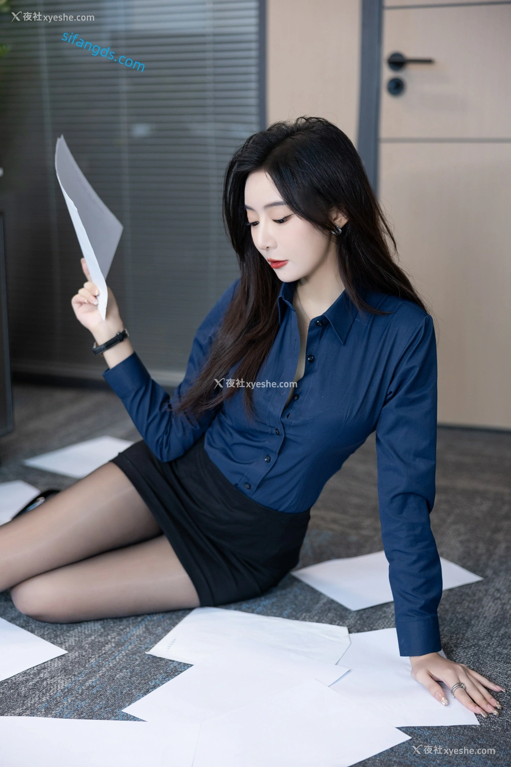 1P - 秀人网 美女名模 王馨瑶yanni – 蓝衬衣紧身包臀裙 办公室完美俏佳人 [91P]