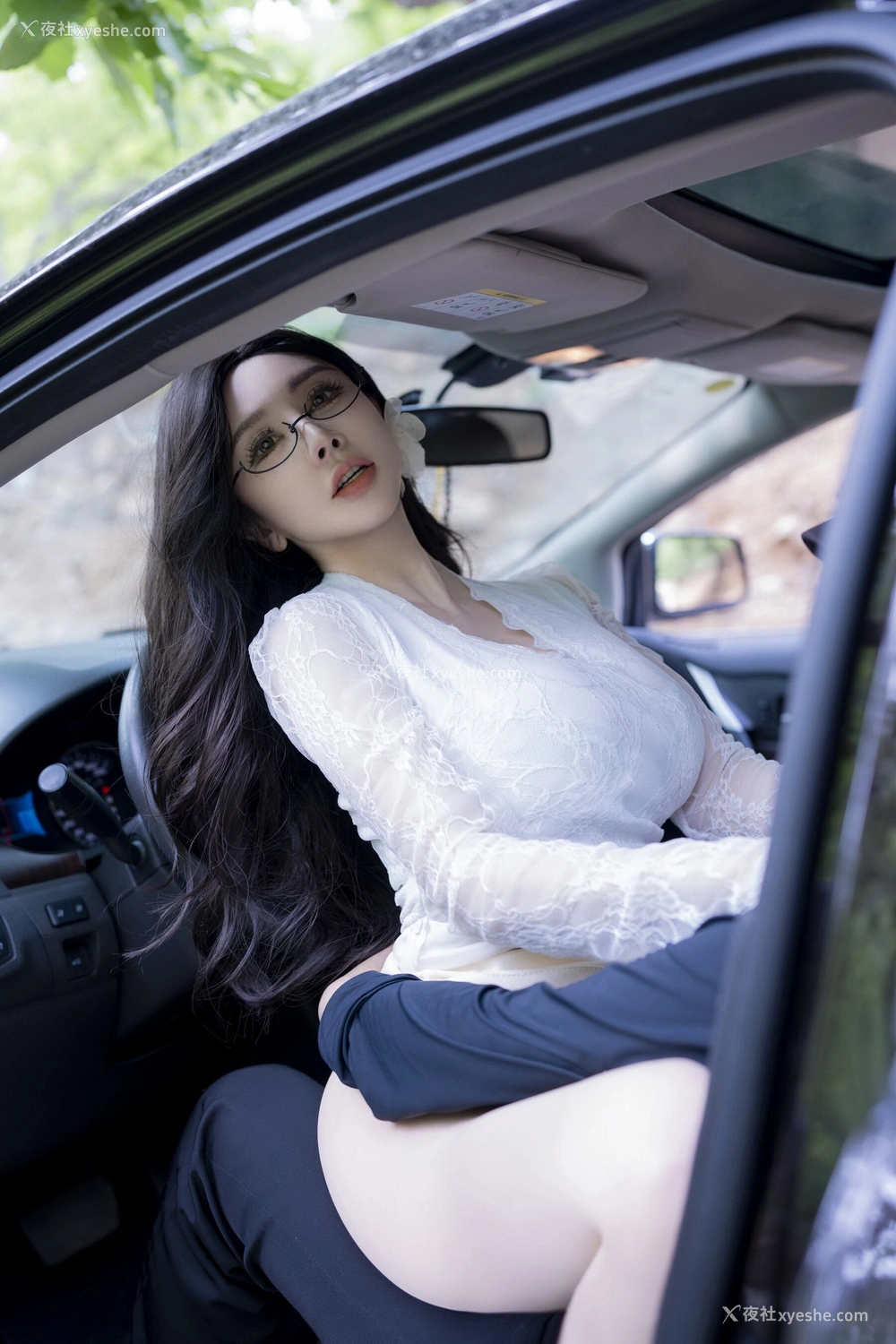 1P - 秀人网 豪乳美模 潘思沁（潘娇娇）- 超清无水印《丰腴妩媚 车内激情》 [95P]