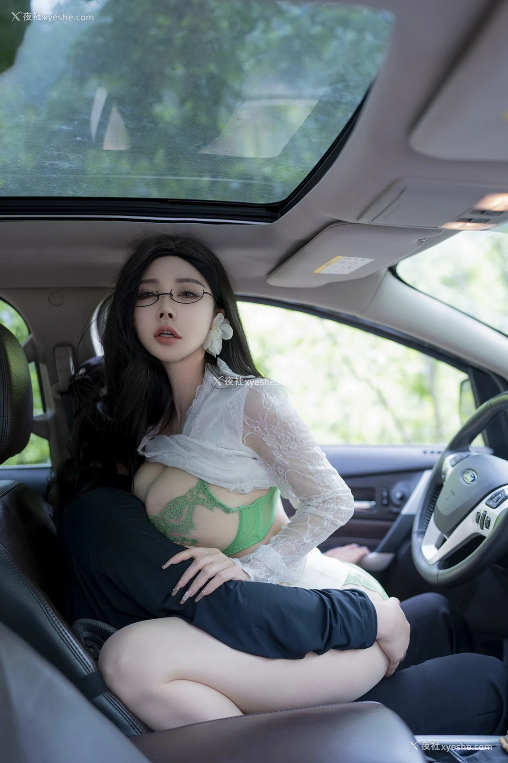 1P - 秀人网 豪乳美模 潘思沁（潘娇娇）- 超清无水印《丰腴妩媚 车内激情》 [95P]