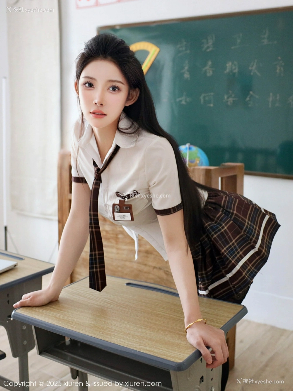 1P - [XiuRen秀人网] No.10512 梨霜儿 [82P]
