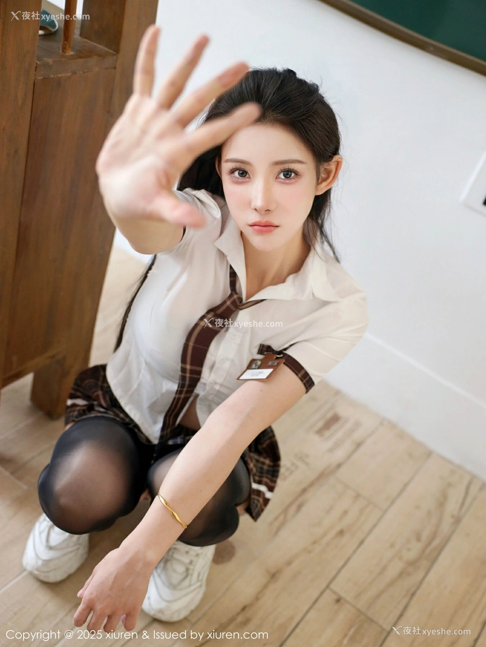 1P - [XiuRen秀人网] No.10512 梨霜儿 [82P]