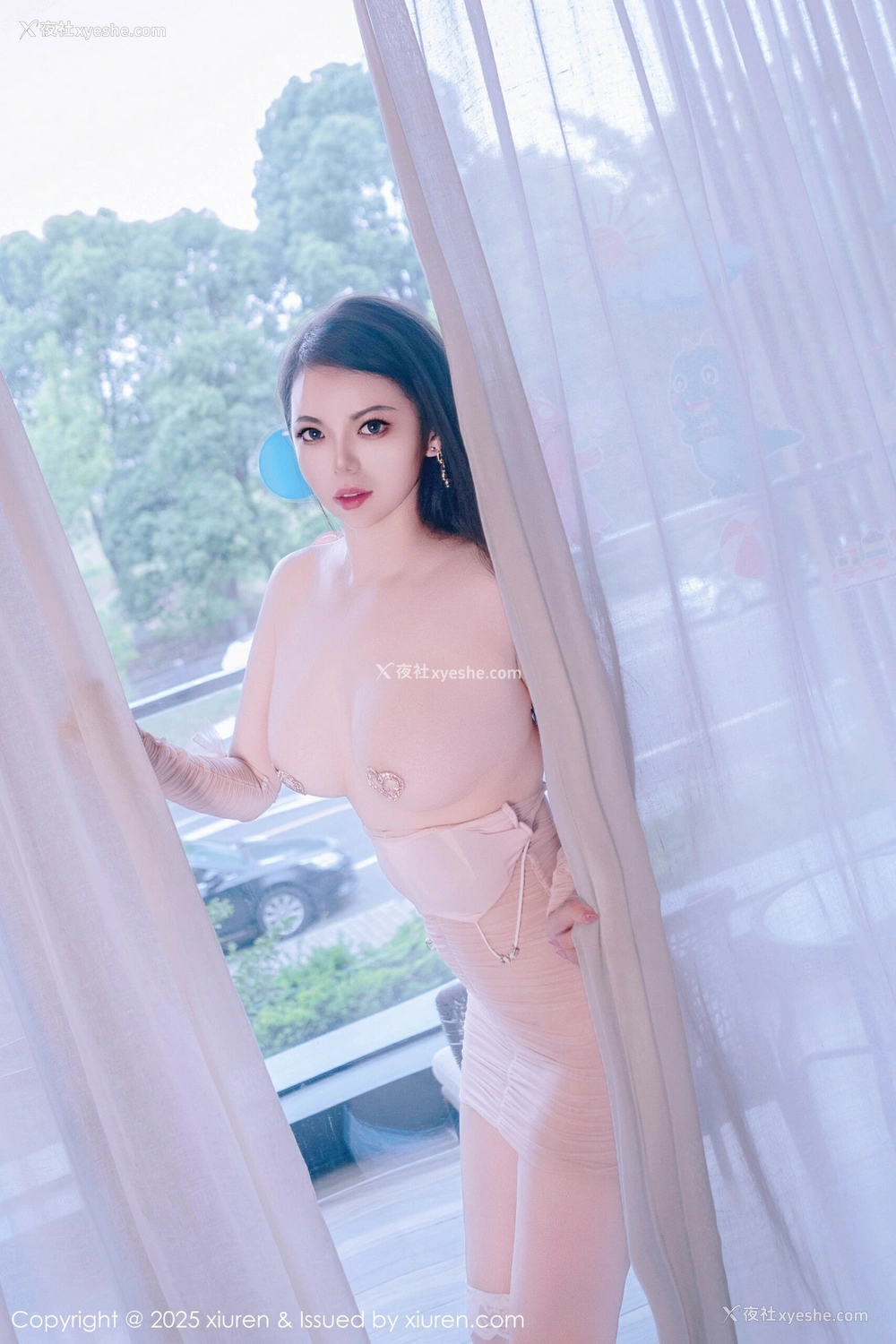 1P - [XiuRen秀人网] No.10516 大美妞儿 [75P]