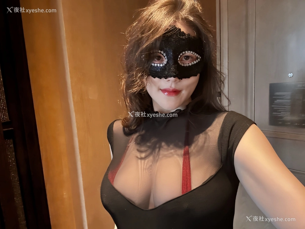 1P - 可可西yyy – 蒙面女侠红色包臀裙 [48P]