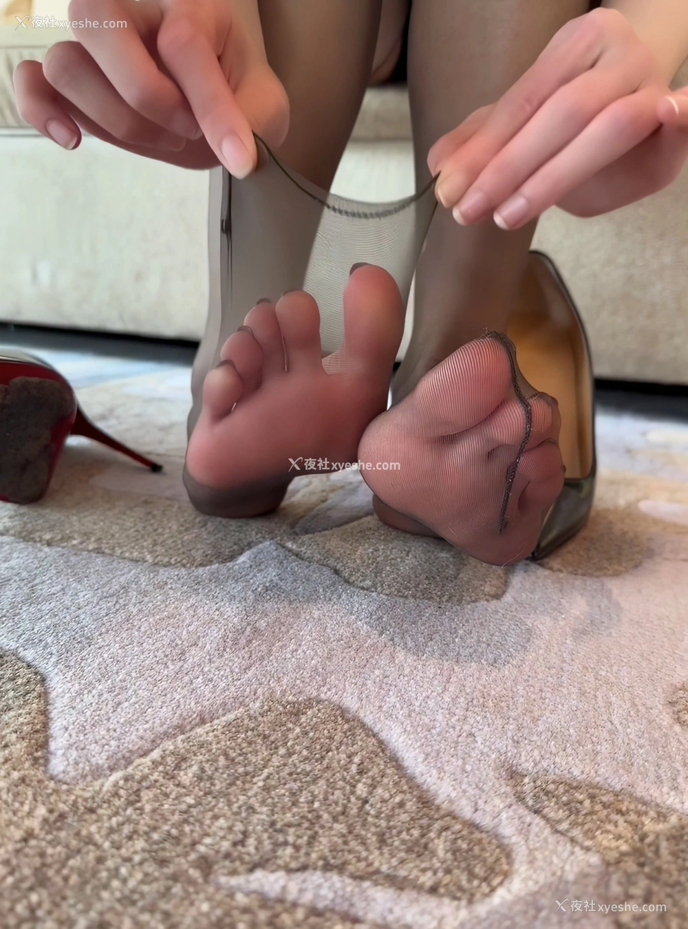 1P - 秀人网小逗逗 内购流出 自己逗豆豆 [180P]