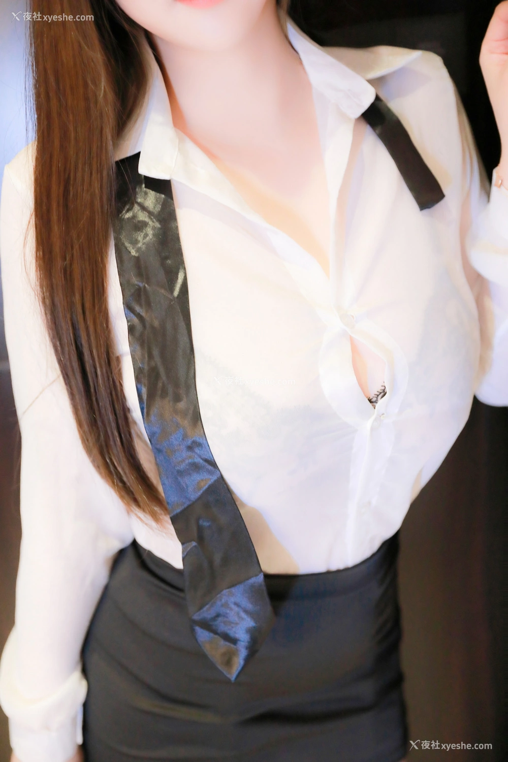 1P - 秀人网 巨乳嫩模 小肉肉咪 – 超高清无水印《御姐黑丝秘书》 [88P]