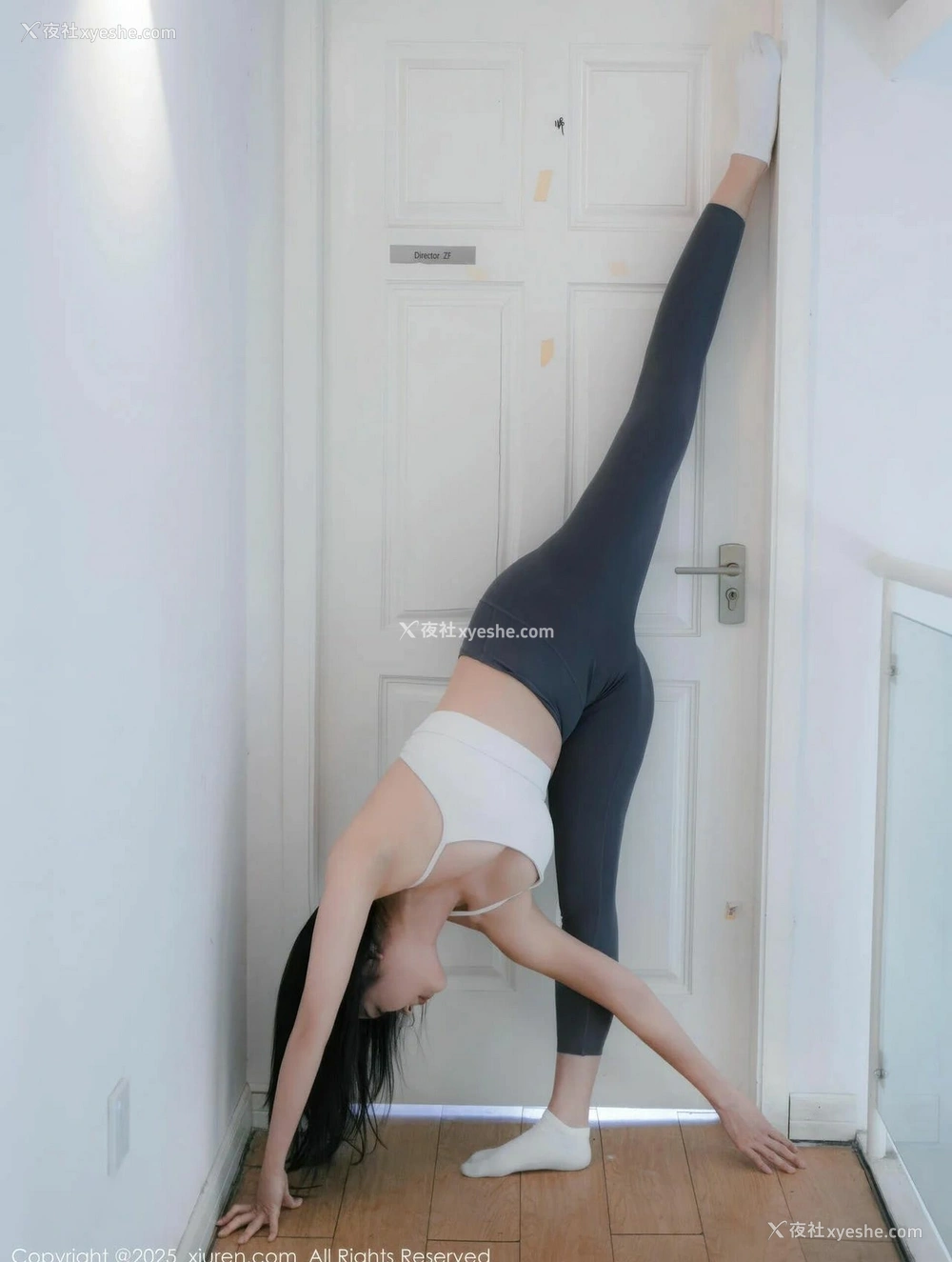 1P - [XiuRen秀人网] No.10595 玫瑰我爱你 [82P]