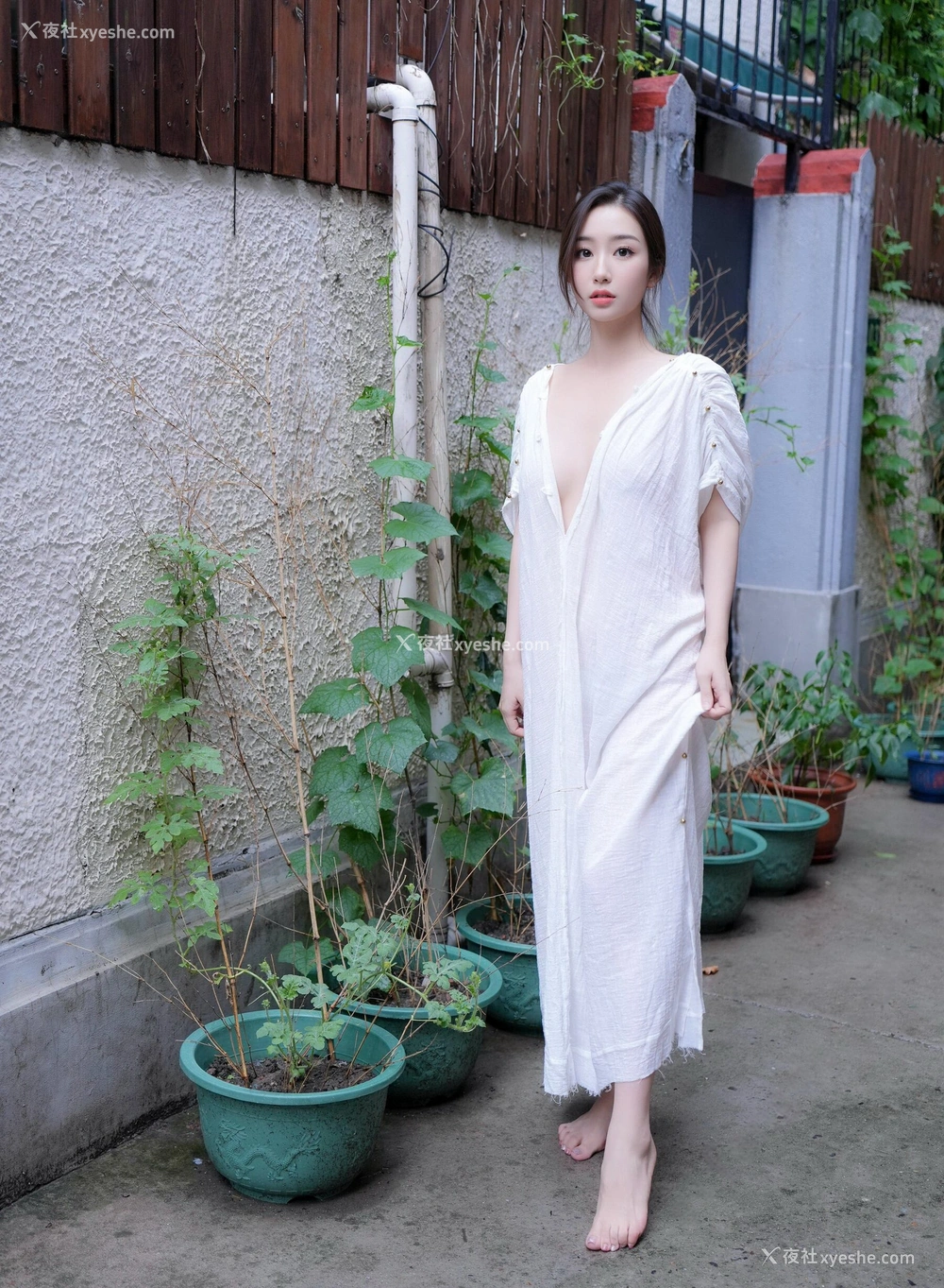 1P - 秀人网 出炉新人 楠芝 – 高清无水印《街拍白色长袍》 [87P]