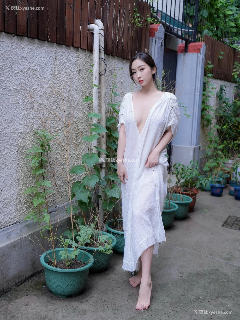 1P - 秀人网 出炉新人 楠芝 – 高清无水印《街拍白色长袍》 [87P]