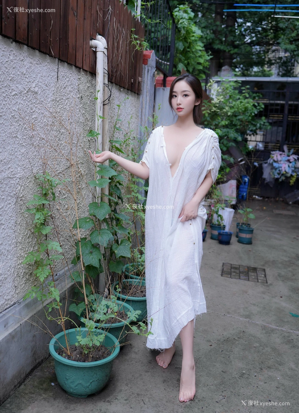 1P - 秀人网 出炉新人 楠芝 – 高清无水印《街拍白色长袍》 [87P]