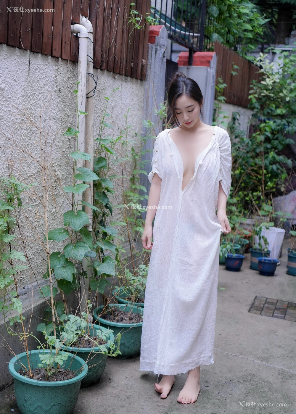 1P - 秀人网 出炉新人 楠芝 – 高清无水印《街拍白色长袍》 [87P]
