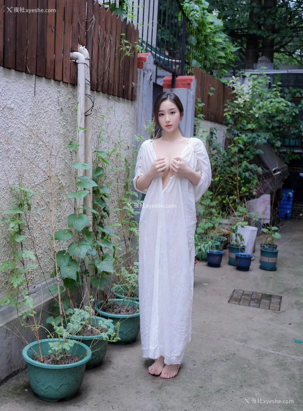 1P - 秀人网 出炉新人 楠芝 – 高清无水印《街拍白色长袍》 [87P]