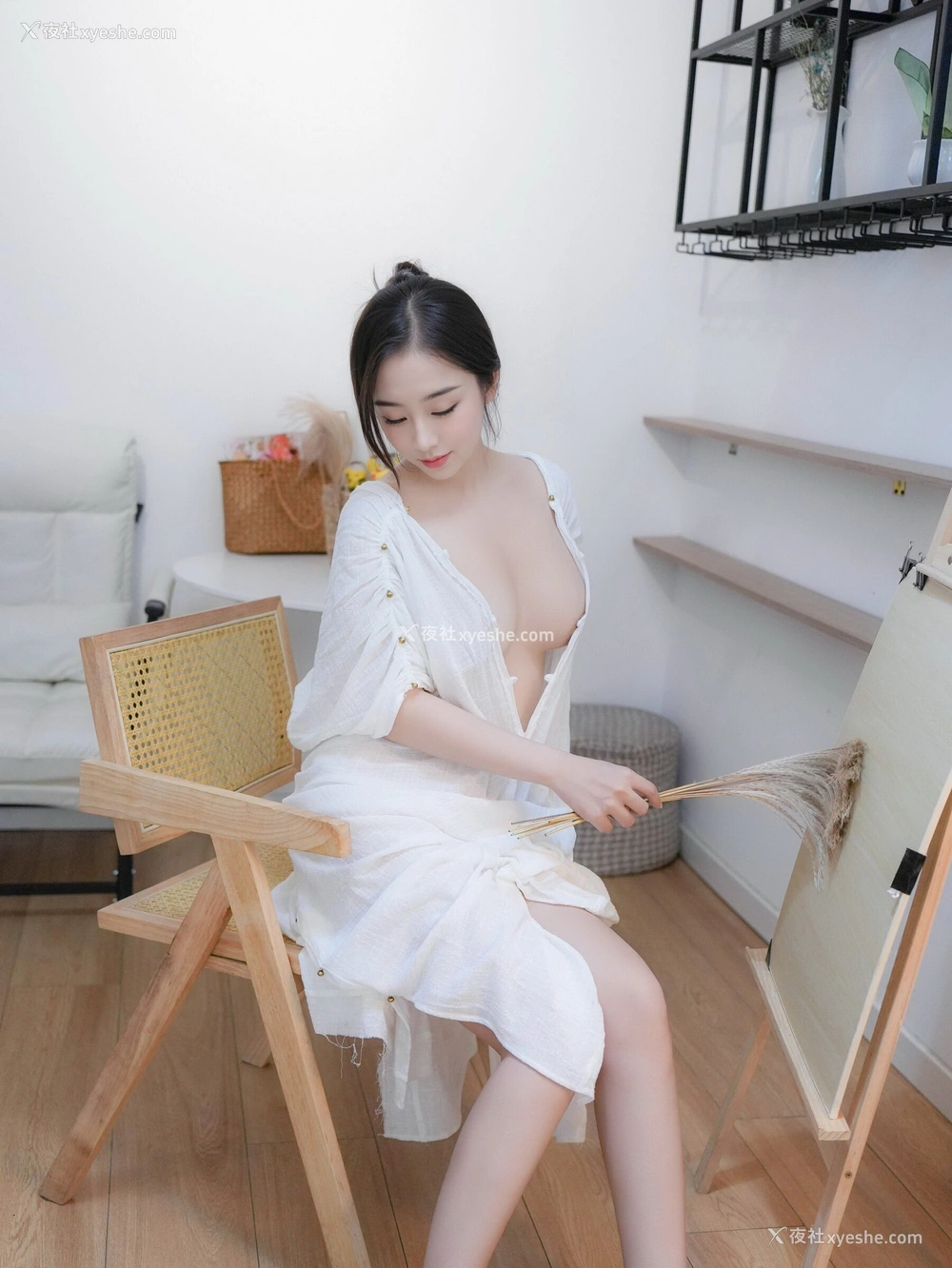 1P - 秀人网 出炉新人 楠芝 – 高清无水印《街拍白色长袍》 [87P]