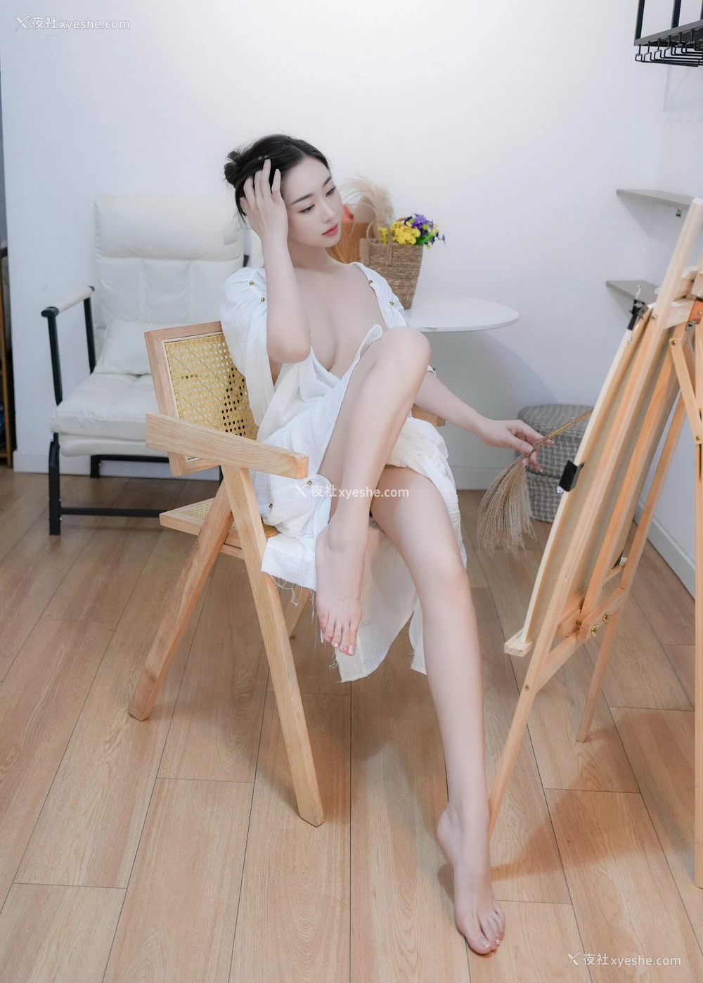 1P - 秀人网 出炉新人 楠芝 – 高清无水印《街拍白色长袍》 [87P]