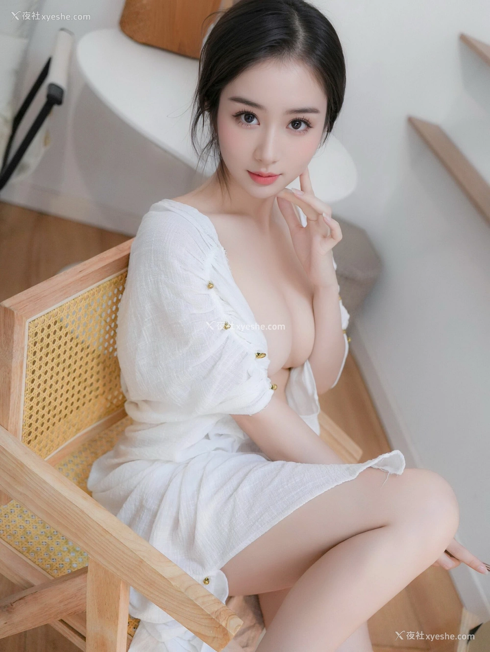 1P - 秀人网 出炉新人 楠芝 – 高清无水印《街拍白色长袍》 [87P]