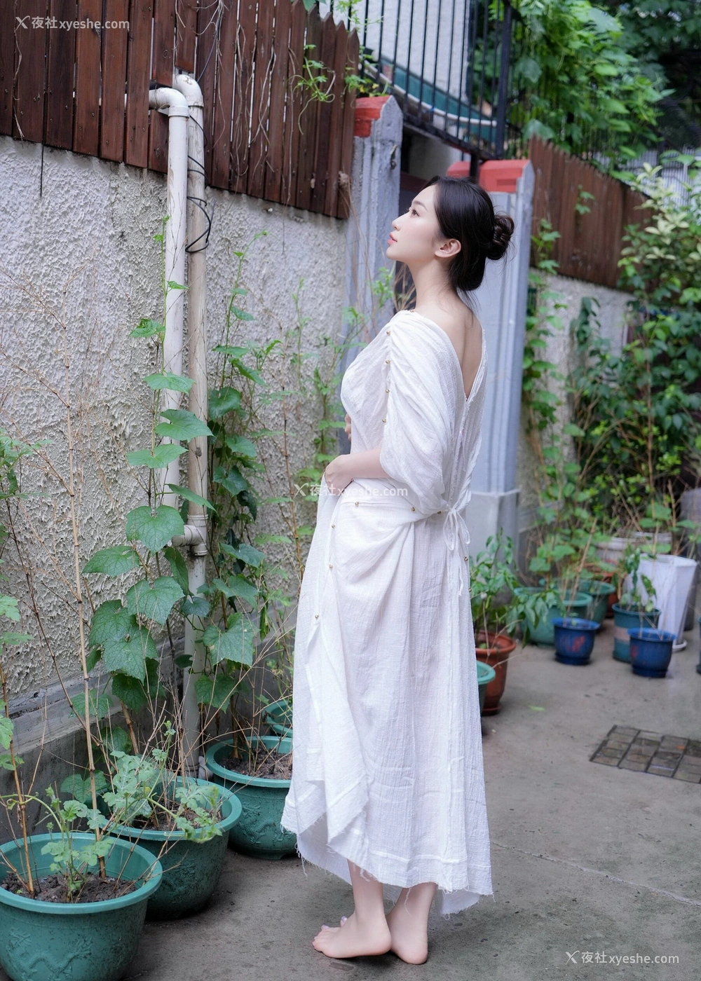 1P - 秀人网 出炉新人 楠芝 – 高清无水印《街拍白色长袍》 [87P]