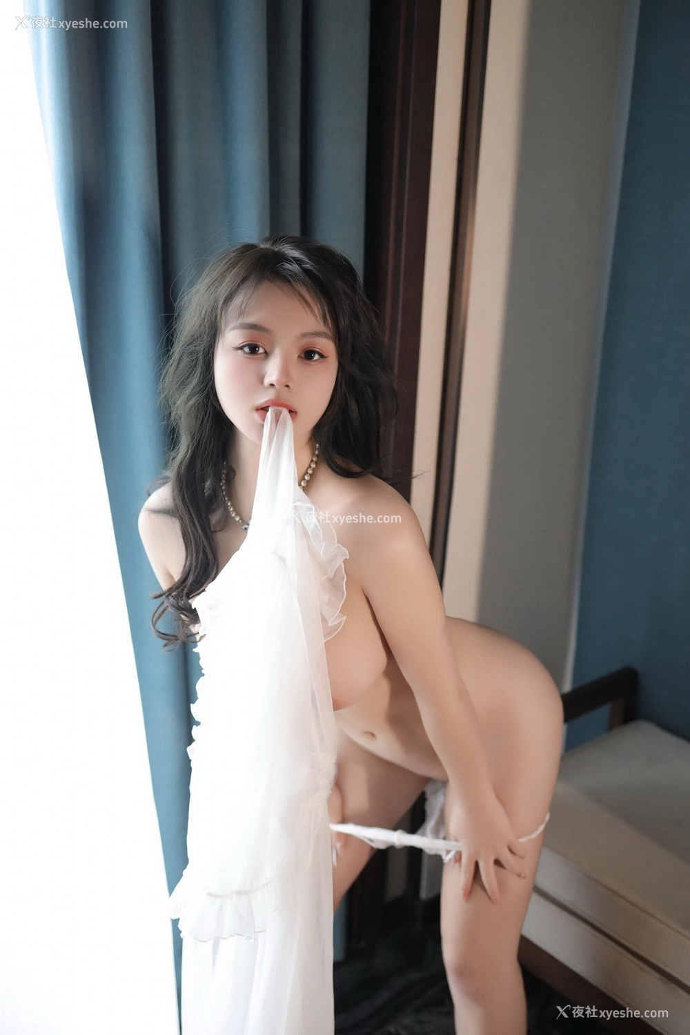 1P - 秀人网 新晋美模 沈思怡 – 超清无水印完整版《性感白色轻透情趣睡裙》 [74P]