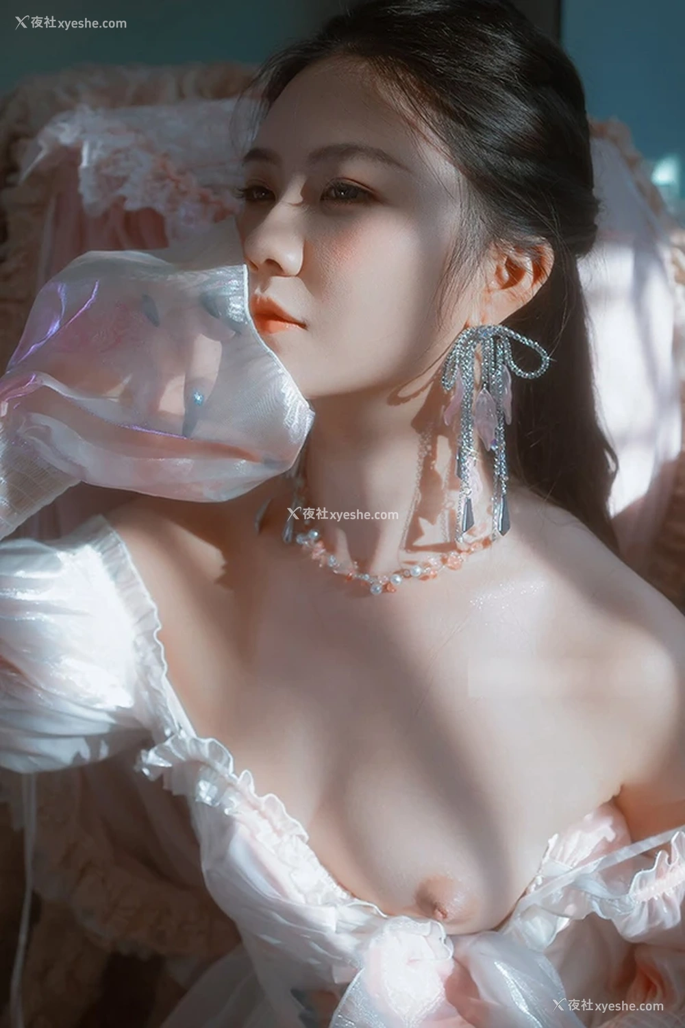 1P - 秀人女神Lucky银色肚兜肉丝无圣光私购