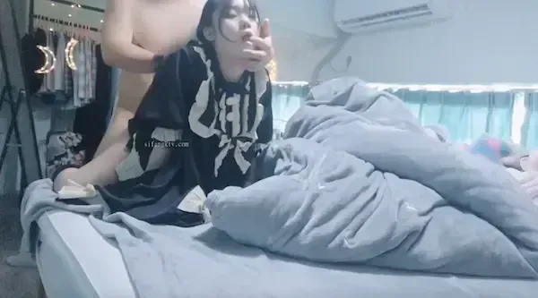 大神在直播间爆操卖衣服的小嫩妹 鲍鱼粉嫩奶子大完美露脸