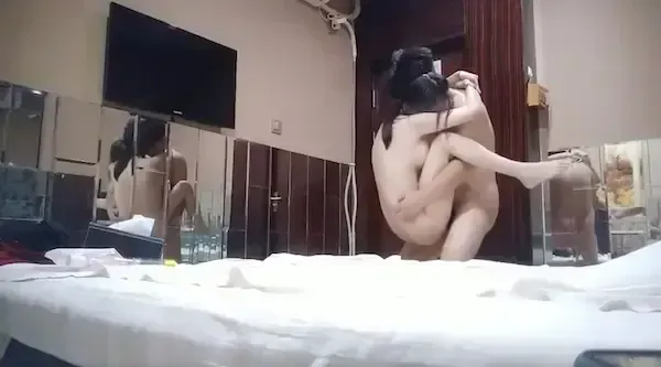 美女极品技师吃鸡啪啪 啊啊好爽 这样好深 每次都弄这么激烈啊太难了 按摩完被多姿势狂怼