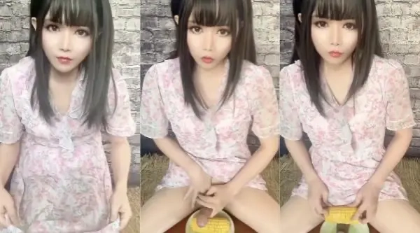 肉丝萝莉伪娘 掏出仙棒撸一发 射在玉米棒上为晚上的夜宵做准备